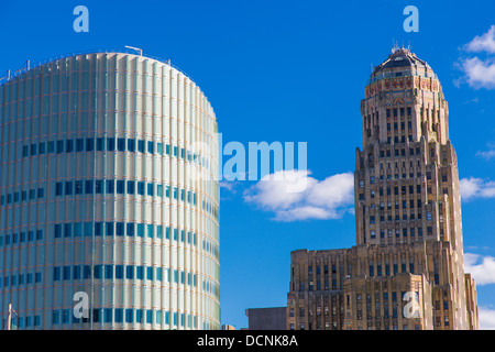 L'ancien hôtel de ville et le nouveau Robert H. Jackson United States Courthouse à Buffalo, New York, United States Banque D'Images