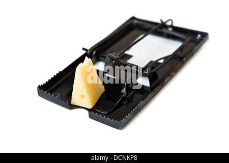 Metal mousetrap avec fromage isolated over white Banque D'Images