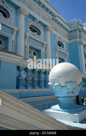 Entrée de bleu et blanc restauré manoir colonial espagnol orné à Merida, Yucatan, Mexique Banque D'Images