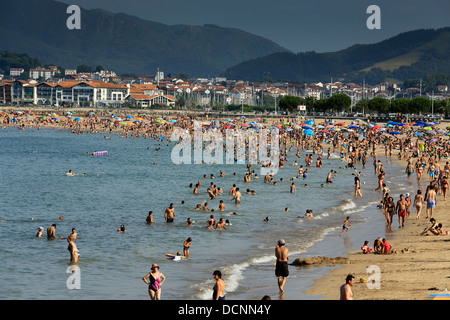 Summertime foule sur Hondarribia beach dans le pays Basque espagnol. Banque D'Images