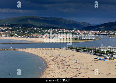 L'été sur la plage bondée Hondarribia dans le nord de l'Espagne avec l'embouchure de la rivière Bidasoa et Hendaye Plage en France dans l'arrière-plan Banque D'Images