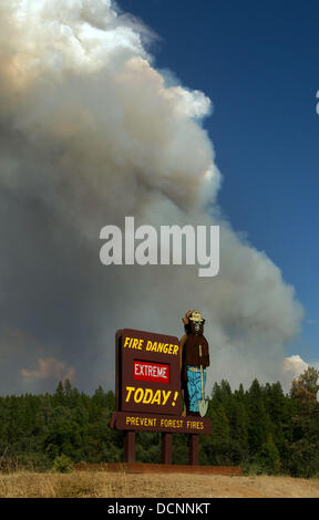 Buck Meadows, CA, USA. 20e Août 2013. L'ours Smokey était sérieux à propos de dire que le danger de feu est aujourd'hui Extrême 20 août 2013 à la Rim Fire burns derrière lui et son signe. La Rim Fire dans la Forêt Nationale Stanislaus le long de la route 120 est passé à plus de 10 000 acres en août 20 juillet 2013 sans confinement. Au cours des trois jours d'incendie active a déplacer des deux côtés de la crête de Jawbone, et la Tuolumne River. Selon l'US Forest Service site web 2 maisons ont été perdues et 5 dépendances Crédit : Marty Bicek/ZUMAPRESS.com/Alamy Live News Banque D'Images