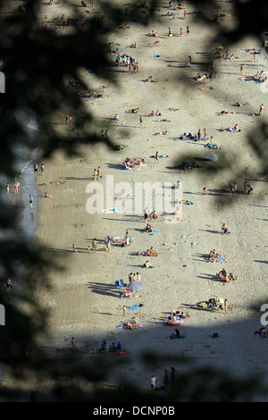 Summertime foule sur Hondarribia beach dans le pays Basque espagnol. Banque D'Images