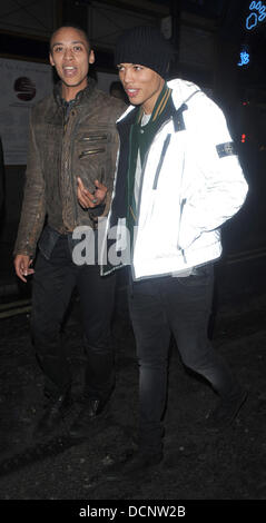 La rumeur Rihanna nouveau beau Dudley O'Shaughnessy de quitter le fort club de Soho à 4h, avec un grand groupe d'amis. Dudley essaya de glisser inaperçu, mais a été capturé par le port d'une veste réfléchissante ! Londres, Angleterre - 27.10.11 Banque D'Images