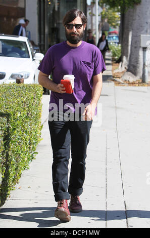 Jason Schwartzman laisse Le Pain Quotidien après avoir déjeuner avec sa femme et leur fille Brady Cunningham Marlowe Los Angeles, Californie - 28.10.11 Banque D'Images