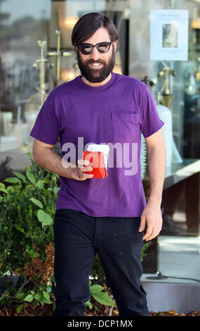 Jason Schwartzman laisse Le Pain Quotidien après avoir déjeuner avec sa femme et leur fille Brady Cunningham Marlowe Los Angeles, Californie - 28.10.11 Banque D'Images