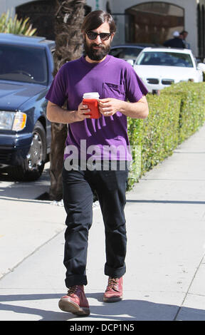 Jason Schwartzman laisse Le Pain Quotidien après avoir déjeuner avec sa femme et leur fille Brady Cunningham Marlowe Los Angeles, Californie - 28.10.11 Banque D'Images