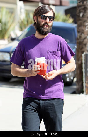 Jason Schwartzman laisse Le Pain Quotidien après avoir déjeuner avec sa femme et leur fille Brady Cunningham Marlowe Los Angeles, Californie - 28.10.11 Banque D'Images