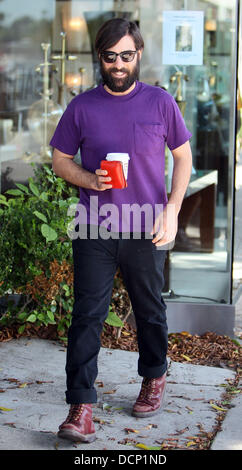 Jason Schwartzman laisse Le Pain Quotidien après avoir déjeuner avec sa femme et leur fille Brady Cunningham Marlowe Los Angeles, Californie - 28.10.11 Banque D'Images