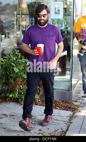 Jason Schwartzman laisse Le Pain Quotidien après avoir déjeuner avec sa femme et leur fille Brady Cunningham Marlowe Los Angeles, Californie - 28.10.11 Banque D'Images