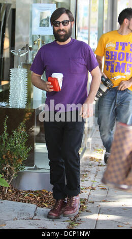 Jason Schwartzman laisse Le Pain Quotidien après avoir déjeuner avec sa femme et leur fille Brady Cunningham Marlowe Los Angeles, Californie - 28.10.11 Banque D'Images