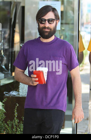 Jason Schwartzman laisse Le Pain Quotidien après avoir déjeuner avec sa femme et leur fille Brady Cunningham Marlowe Los Angeles, Californie - 28.10.11 Banque D'Images