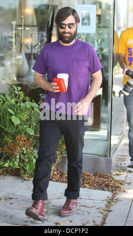 Jason Schwartzman laisse Le Pain Quotidien après avoir déjeuner avec sa femme et leur fille Brady Cunningham Marlowe Los Angeles, Californie - 28.10.11 Banque D'Images