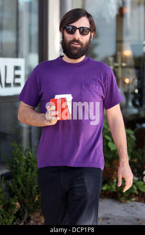 Jason Schwartzman laisse Le Pain Quotidien après avoir déjeuner avec sa femme et leur fille Brady Cunningham Marlowe Los Angeles, Californie - 28.10.11 Banque D'Images