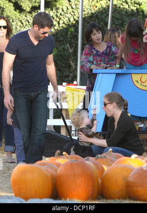 Amy Adams passe du temps avec son fiancé Darren Le Gallo et leur fille Aviana à Mr Bones Pumpkin Patch dans West Hollywood Los Angeles, Californie - 28.10.11 Banque D'Images