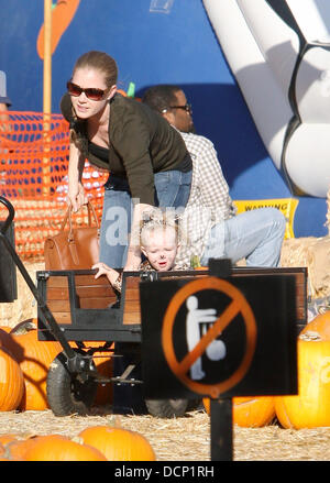 Amy Adams passe du temps avec son fiancé Darren Le Gallo et leur fille Aviana à Mr Bones Pumpkin Patch dans West Hollywood Los Angeles, Californie - 28.10.11 Banque D'Images