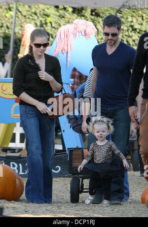 Amy Adams passe du temps avec son fiancé Darren Le Gallo et leur fille Aviana à Mr Bones Pumpkin Patch dans West Hollywood Los Angeles, Californie - 28.10.11 Banque D'Images