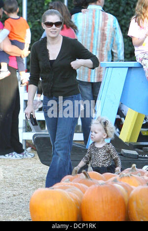 Amy Adams passe du temps avec son fiancé Darren Le Gallo et leur fille Aviana à Mr Bones Pumpkin Patch dans West Hollywood Los Angeles, Californie - 28.10.11 Banque D'Images