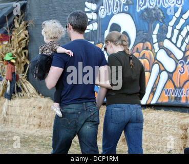 Amy Adams passe du temps avec son fiancé Darren Le Gallo et leur fille Aviana à Mr Bones Pumpkin Patch dans West Hollywood Los Angeles, Californie - 28.10.11 Banque D'Images