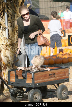 Amy Adams passe du temps avec son fiancé Darren Le Gallo et leur fille Aviana à Mr Bones Pumpkin Patch dans West Hollywood Los Angeles, Californie - 28.10.11 Banque D'Images