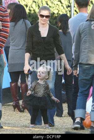 Amy Adams passe du temps avec son fiancé Darren Le Gallo et leur fille Aviana à Mr Bones Pumpkin Patch dans West Hollywood Los Angeles, Californie - 28.10.11 Banque D'Images