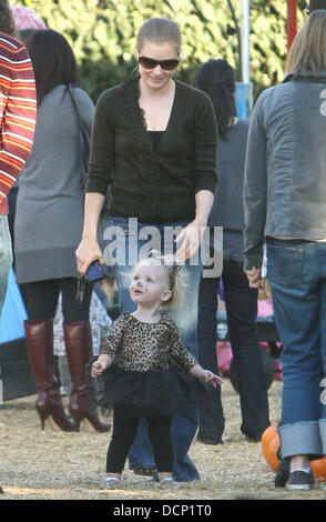 Amy Adams passe du temps avec son fiancé Darren Le Gallo et leur fille Aviana à Mr Bones Pumpkin Patch dans West Hollywood Los Angeles, Californie - 28.10.11 Banque D'Images