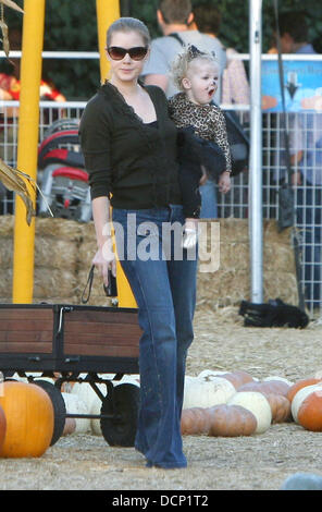 Amy Adams passe du temps avec son fiancé Darren Le Gallo et leur fille Aviana à Mr Bones Pumpkin Patch dans West Hollywood Los Angeles, Californie - 28.10.11 Banque D'Images