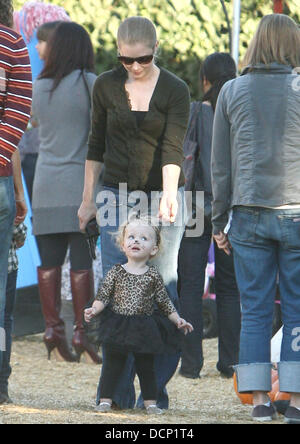 Amy Adams passe du temps avec son fiancé Darren Le Gallo et leur fille Aviana à Mr Bones Pumpkin Patch dans West Hollywood Los Angeles, Californie - 28.10.11 Banque D'Images