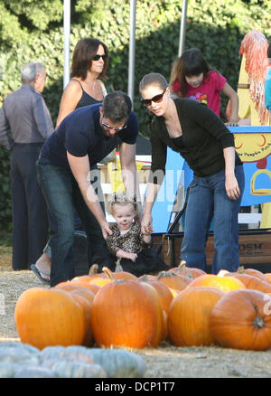 Amy Adams passe du temps avec son fiancé Darren Le Gallo et leur fille Aviana à Mr Bones Pumpkin Patch dans West Hollywood Los Angeles, Californie - 28.10.11 Banque D'Images