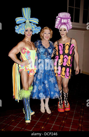 Nick Adams, Tony Sheldon et Swenson de la comédie musicale 'Priscilla Queen of the Desert' Bette Midler des Hulaween Gala' au profit du projet de restauration de New York s'est tenue à l'Hôtel Waldorf-Astoria Arrivées - New York City, USA - 28.10 Banque D'Images