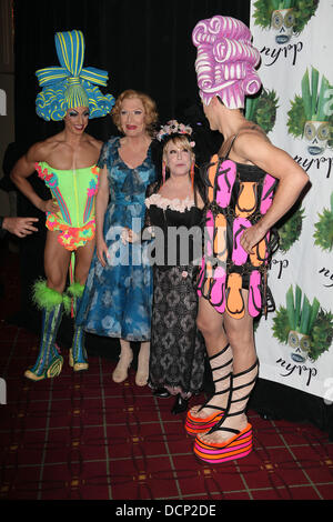 (L-R) acteur Nick Adams, acteur Tony Sheldon, chanteuse / actrice Bette Midler, et acteur Swenson Bette Midler des Hulaween Gala' au profit du projet de restauration de New York s'est tenue à l'Hôtel Waldorf-Astoria Arrivées - New York City, USA - 28.10.11 Banque D'Images