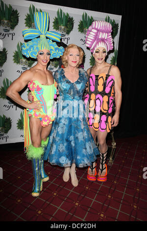 (L-R) Nick Adams, Tony Sheldon, Swenson Bette Midler des Hulaween Gala' au profit du projet de restauration de New York s'est tenue à l'Hôtel Waldorf-Astoria Arrivées - New York City, USA - 28.10.11 Banque D'Images