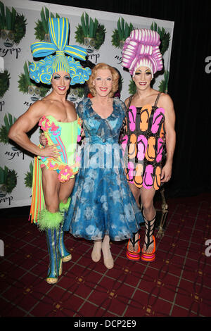 (L-R) Nick Adams, Tony Sheldon, Swenson Bette Midler des Hulaween Gala' au profit du projet de restauration de New York s'est tenue à l'Hôtel Waldorf-Astoria Arrivées - New York City, USA - 28.10.11 Banque D'Images