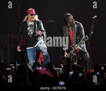 Axl Rose de Guns N' Roses joue à l'American Airlines Arena durant sa tournée nord-américaine de Miami, Floride - 29.10.11 Banque D'Images