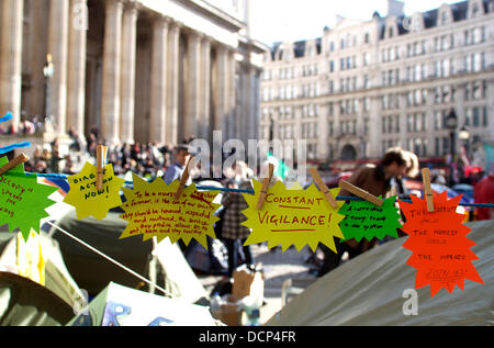 Les manifestants ont campé à l'extérieur de la Cathédrale St Paul de Londres, Angleterre - 29.10.11 Banque D'Images