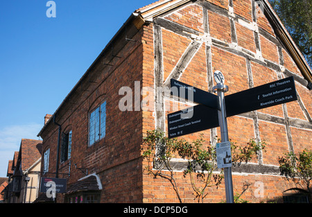 Boutique de cadeaux et Shakespeare signe directionnel. Henley Street, Stratford upon Avon, Warwickshire, Angleterre Banque D'Images