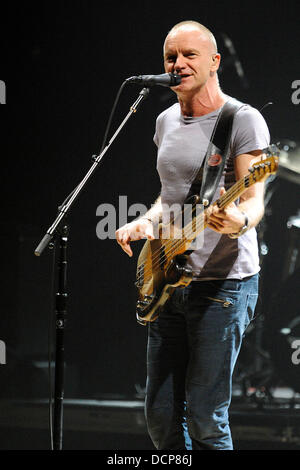 Sting joue sur la scène au Massey Hall au cours de sa 'Back To Bass Tour'. Toronto, Canada - 01.11.11 Banque D'Images