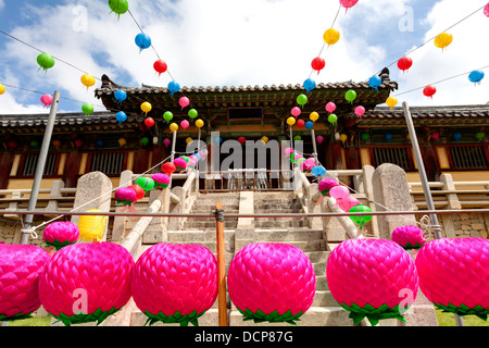 Lanternes multicolores de raccrocher dans le temple de Bulguksa pour célébrer l'anniversaire de Bouddhas, de Corée du Sud Banque D'Images