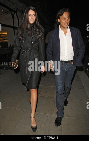 Arun Nayar et Kim Johnson laisser Scott's restaurant dans le quartier de Mayfair à Londres, Angleterre - 01.11.11 Banque D'Images