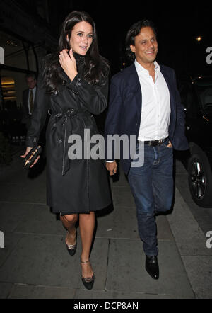 Arun Nayar et Kim Johnson laisser Scott's restaurant dans le quartier de Mayfair à Londres, Angleterre - 01.11.11 Banque D'Images