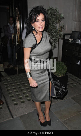 Nancy dell'Olio quitte Scott's restaurant dans le quartier de Mayfair à Londres, Angleterre - 01.11.11 Banque D'Images