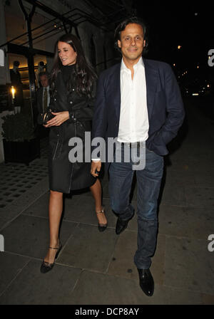 Arun Nayar et Kim Johnson laisser Scott's restaurant dans le quartier de Mayfair à Londres, Angleterre - 01.11.11 Banque D'Images