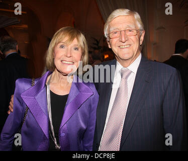 Sir Michael Parkinson et son épouse, Mary, assister à la Parkinson du gagnant du Sunday Times Awards 2011 Dîners au Belvédère, Holland Park London, England - 01.11.11 Banque D'Images