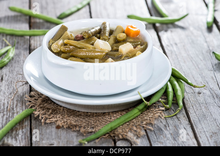 Ragoût de haricots Vert Maison vintage sur fond de bois Banque D'Images