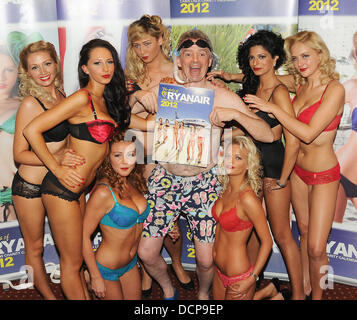 Michael O'Leary et Ryanair (équipage de cabine femme Dorota Mayer, Lisa Hederson, Gillian Moore, Alice Broadley, Georgina Mariou, Halima Velasco Mohamed, Roberta Jankauskyte) Patron de Ryanair Michael O'Leary et les femmes de la bande de membres d'équipage de cabine à l'hôtel Alexander pour le lancement de leur calendrier Ryanair 2012. Tous les profits vont bénéficier du concours papillon Debra Enfants Dublin, Irlande - 02. Banque D'Images