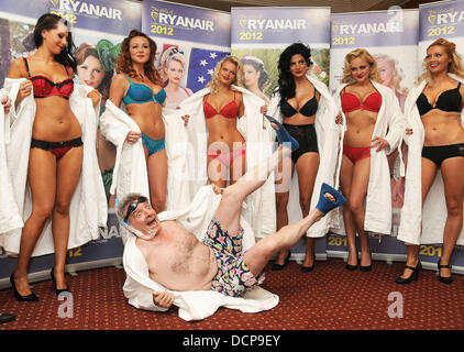 Michael O'Leary et Ryanair (équipage de cabine femme Dorota Mayer, Lisa Hederson, Gillian Moore, Alice Broadley, Georgina Mariou, Halima Velasco Mohamed, Roberta Jankauskyte) Patron de Ryanair Michael O'Leary et les femmes de la bande de membres d'équipage de cabine à l'hôtel Alexander pour le lancement de leur calendrier Ryanair 2012. Tous les profits vont bénéficier du concours papillon Debra Enfants Dublin, Irlande - 02.1 Banque D'Images