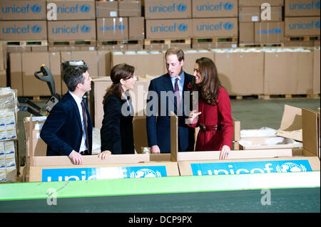 Le Prince héritier Frederik et la princesse Mary, Catherine, duchesse de Cambridge aka Kate Middleton et le Prince William, duc de Cambridge au centre d'approvisionnement d'urgence de l'UNICEF pour voir les efforts pour distribuer des vivres et des fournitures médicales à l'Est de l'Afri Banque D'Images