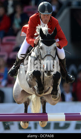 Herning, Danemark, Allemagne. 20e Août 2013. L'allemand Ludger Beerbaum sauteur exerce ses compétences avec son cheval Chiara au premier tour en simple et par équipe en saut d'Herning, Danemark, Allemagne, 20 août 2013. Photo : Jochaen Luebke/dpa/Alamy Live News Banque D'Images