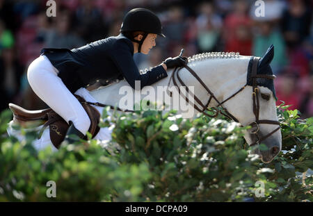 Herning, Danemark, Allemagne. 20e Août 2013. Cavalier grec Athina Onassis De Miranda effectue ses compétences avec son cheval Camille Z au premier tour en simple et de l'équipe de saut à la FEI European Championships à Herning, Danemark, Allemagne, 20 août 2013. Photo : Jochaen Luebke/dpa/Alamy Live News Banque D'Images