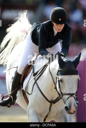 Herning, Danemark, Allemagne. 20e Août 2013. Cavalier grec Athina Onassis De Miranda effectue ses compétences avec son cheval Camille Z au premier tour en simple et de l'équipe de saut à la FEI European Championships à Herning, Danemark, Allemagne, 20 août 2013. Photo : Jochaen Luebke/dpa/Alamy Live News Banque D'Images